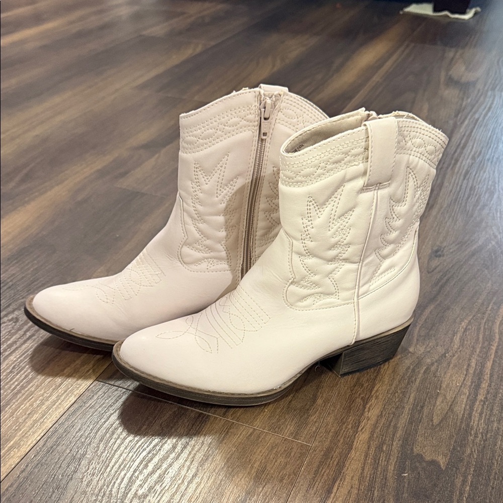 Coconuts by Matisse Cream Ankle Booties